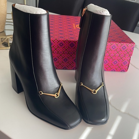 Tory Burch ankle bootie in
perfect black - Picture 4 of 15